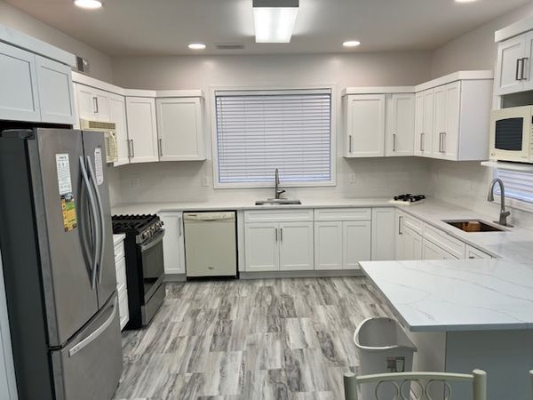 11 BEDROOM  NEWLY  MODERNIZED ALL YEAR VACATION HOME ENJOY  OUR MASSIVE SCENIC GROUNDS