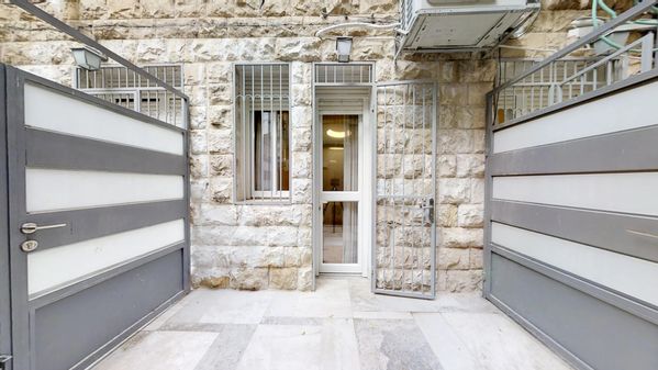 Fresh, clean, great 1 bedroom apartment on ground floor on Yoel St