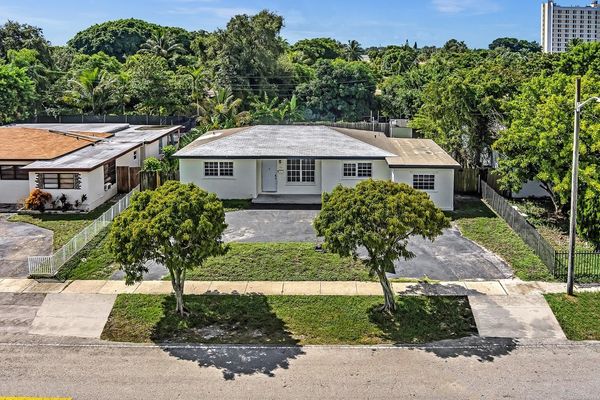 Beautiful REASONABLE 4 Bed 3 Bath fully stocked Villa  
