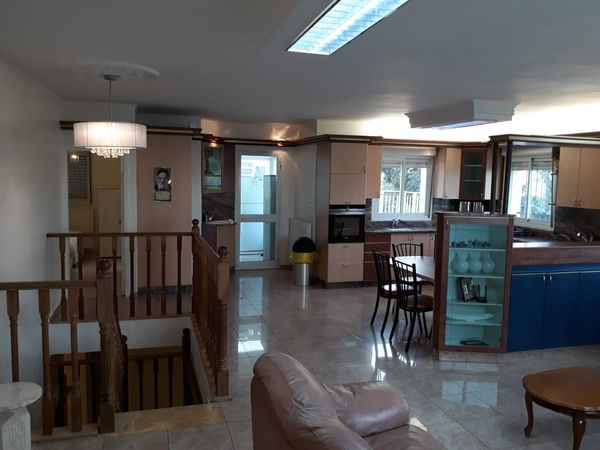 New on the market! Luxury 5 bedrooms on Minchas Yitzchok Street!