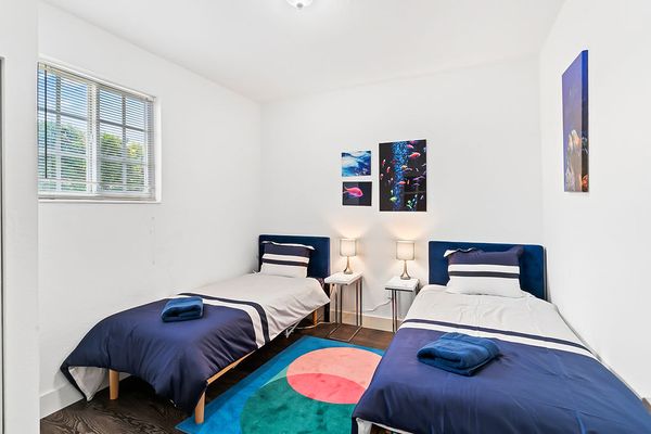 Modern Upscale 6-Bedroom villa with heated pool. Emerald Hills, Hollywood 