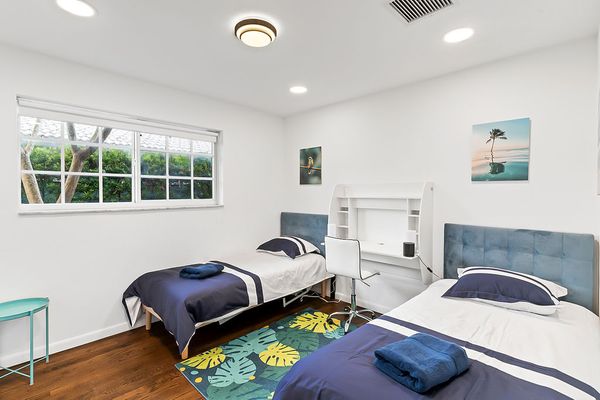 Modern Upscale 6-Bedroom villa with heated pool. Emerald Hills, Hollywood 