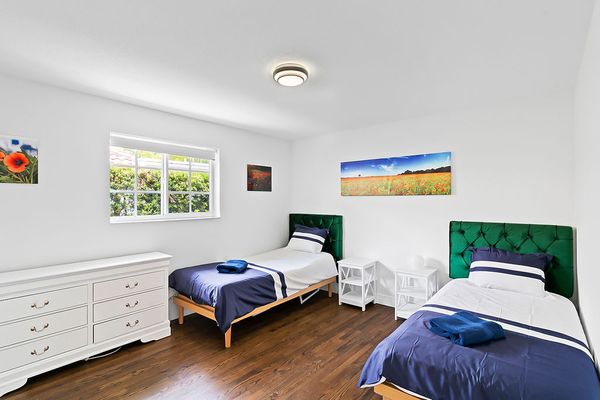 Modern Upscale 6-Bedroom villa with heated pool. Emerald Hills, Hollywood 