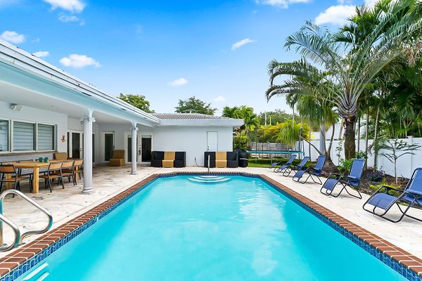 Modern Upscale 6-Bedroom villa with heated pool. Emerald Hills, Hollywood 