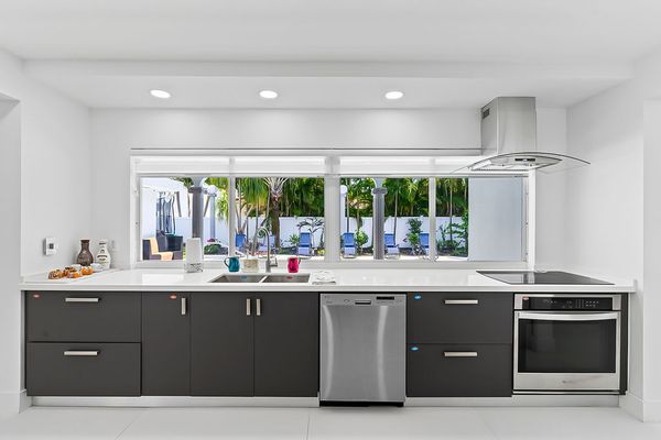 Modern Upscale 6-Bedroom villa with heated pool. Emerald Hills, Hollywood 