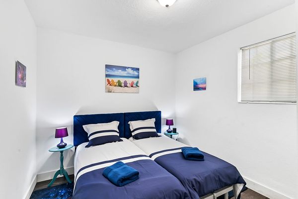 Modern Upscale 6-Bedroom villa with heated pool. Emerald Hills, Hollywood 