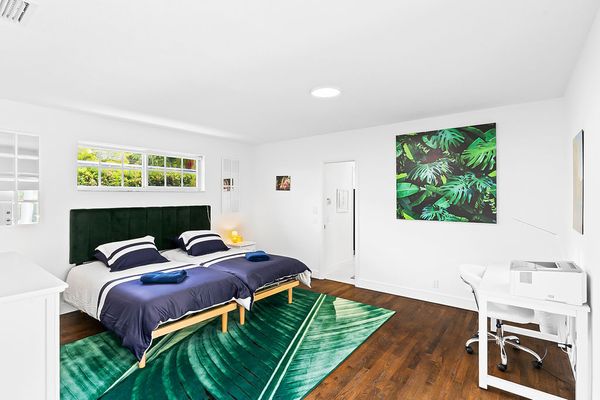Modern Upscale 6-Bedroom villa with heated pool. Emerald Hills, Hollywood 