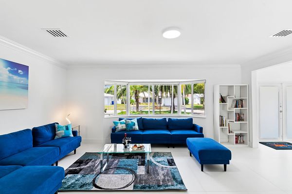 Modern Upscale 6-Bedroom villa with heated pool. Emerald Hills, Hollywood 