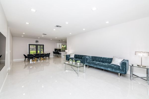 Luxury 5 bedroom home in Davie, Hollywood Florida with huge backyard and heated 
