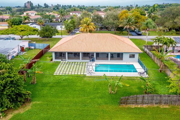 Luxury 5 bedroom home in Davie, Hollywood Florida with huge backyard and heated 