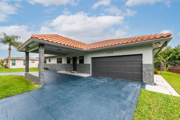 Luxury 5 bedroom home in Davie, Hollywood Florida with huge backyard and heated 