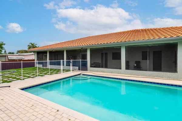 Luxury 5 bedroom home in Davie, Hollywood Florida with huge backyard and heated 