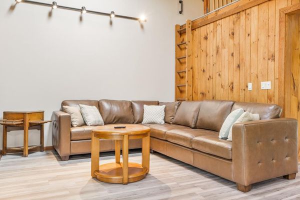 Mt. Snow Newly Renovated 3 Bedroom + Loft Chalet