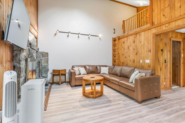 Mt. Snow Newly Renovated 3 Bedroom + Loft Chalet