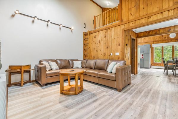 Mt. Snow Newly Renovated 3 Bedroom + Loft Chalet