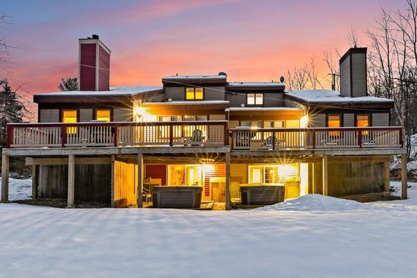 Mt. Snow, Huge, 4++ bedroom Beautiful chalet w hot tub & sauna
