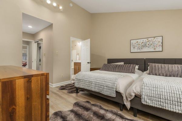 Mt. Snow, Huge, 4++ bedroom Beautiful chalet w hot tub & sauna
