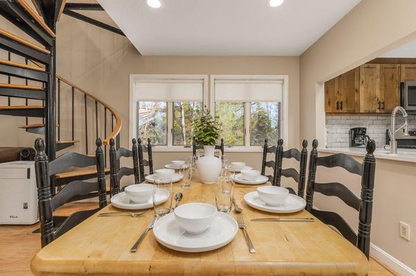 Mt. Snow, Huge, 4++ bedroom Beautiful chalet w hot tub & sauna