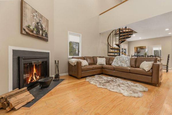 Mt. Snow, Huge, 4++ bedroom Beautiful chalet w hot tub & sauna