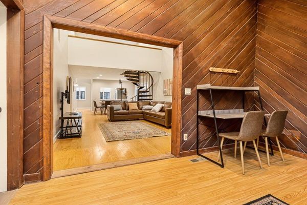 Mt. Snow, Huge, 4++ bedroom Beautiful chalet w hot tub & sauna