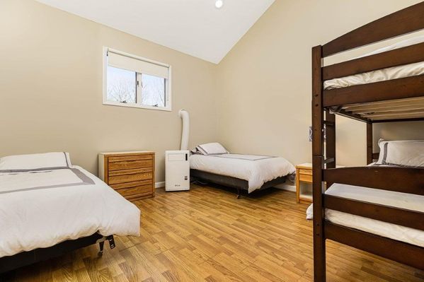 Mt. Snow, Huge, 4++ bedroom Beautiful chalet w hot tub & sauna