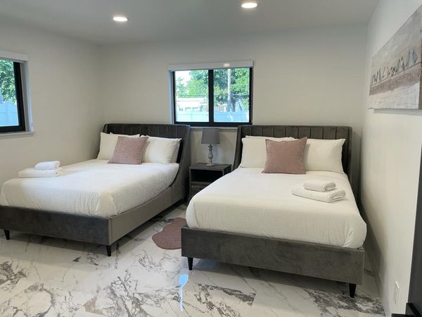 SunScape Villa, Brand New Modern 3 Bedroom House With Private Heated Pool