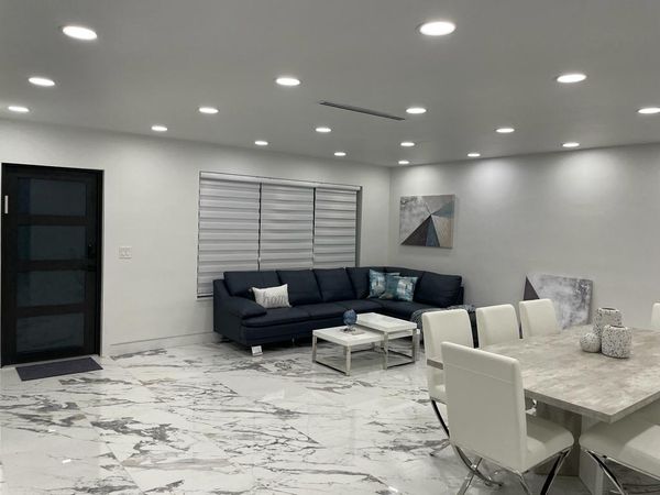 SunScape Villa, Brand New Modern 3 Bedroom House With Private Heated Pool