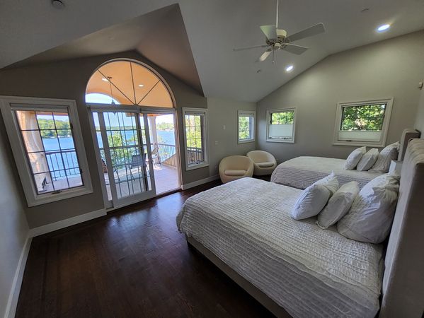 Ador Lago Mansion                *Midwinter Deal *Boats, Kayak *   *Pool   * Sauna    *Jacuzzi