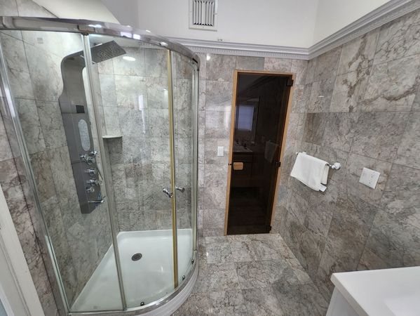 Ador Lago Mansion                *Midwinter Deal *Boats, Kayak *   *Pool   * Sauna    *Jacuzzi