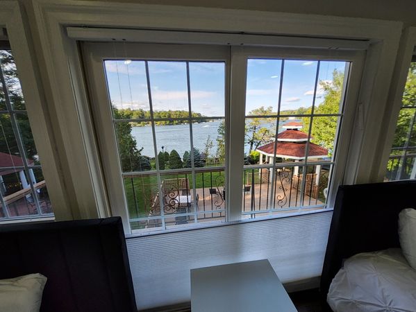 Ador Lago Mansion                *Midwinter Deal *Boats, Kayak *   *Pool   * Sauna    *Jacuzzi