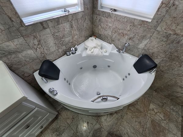 Ador Lago Mansion                *Midwinter Deal *Boats, Kayak *   *Pool   * Sauna    *Jacuzzi