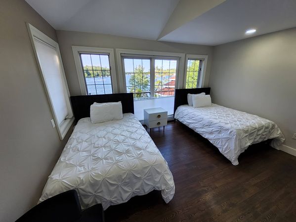 Ador Lago Mansion                *Midwinter Deal *Boats, Kayak *   *Pool   * Sauna    *Jacuzzi