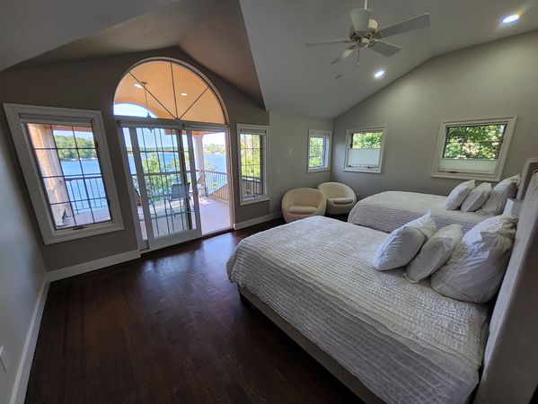 Ador Lago Mansion                *Midwinter Deal *Boats, Kayak *   *Pool   * Sauna    *Jacuzzi