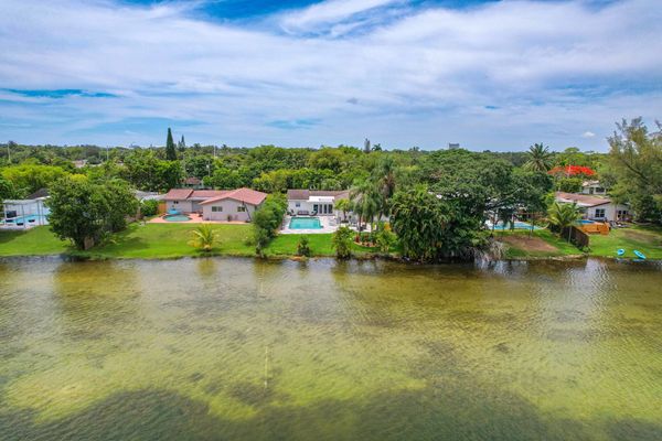 Ruby Villa - Lakefront Villa