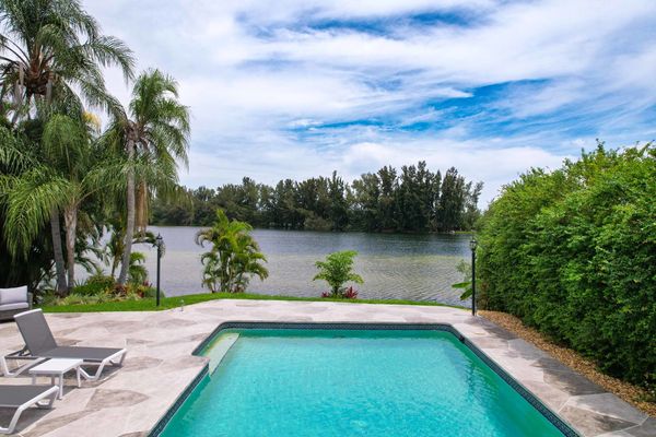 Ruby Villa - Lakefront Villa