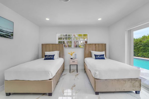Ruby Villa - Lakefront Villa