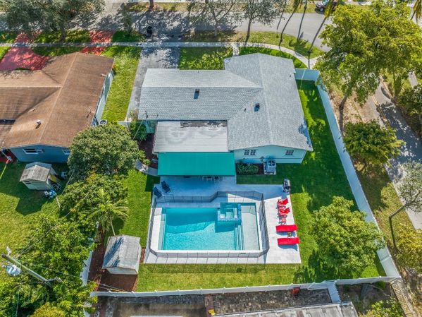 THE BREEZEWAY:  Charming Fully-Furnished Villa – steps from the Pickwick Lake!