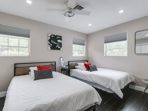 THE BREEZEWAY:  Charming Fully-Furnished Villa – steps from the Pickwick Lake!