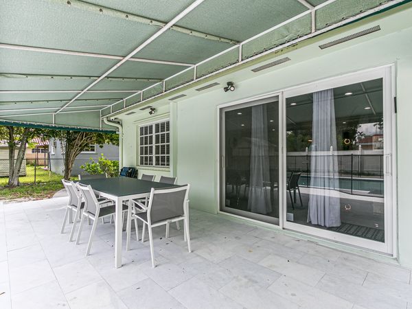 THE BREEZEWAY:  Charming Fully-Furnished Villa – steps from the Pickwick Lake!