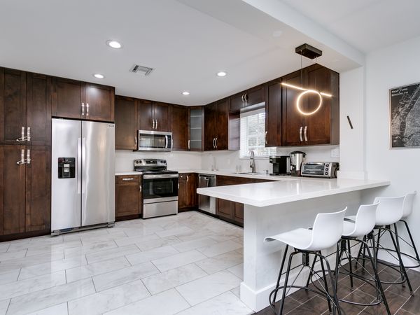 THE BREEZEWAY:  Charming Fully-Furnished Villa – steps from the Pickwick Lake!