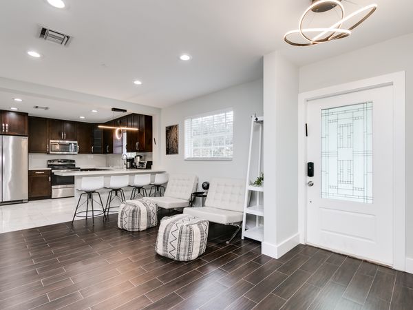 THE BREEZEWAY:  Charming Fully-Furnished Villa – steps from the Pickwick Lake!