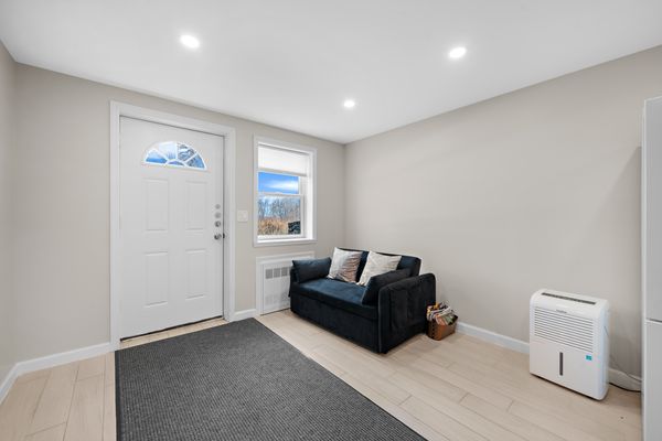 beautiful walk in one bedroom apartment