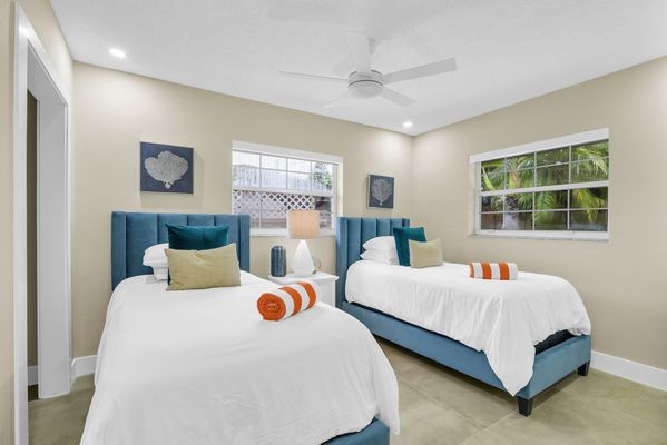 VILLA BOCA: 4BD/3 BA HEATED POOL CORNER LOT