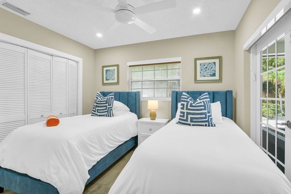 VILLA BOCA: 4BD/3 BA HEATED POOL CORNER LOT