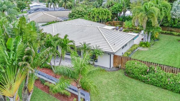 VILLA BOCA: 4BD/3 BA HEATED POOL CORNER LOT