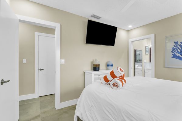 VILLA BOCA: 4BD/3 BA HEATED POOL CORNER LOT