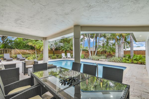 VILLA BOCA: 4BD/3 BA HEATED POOL CORNER LOT