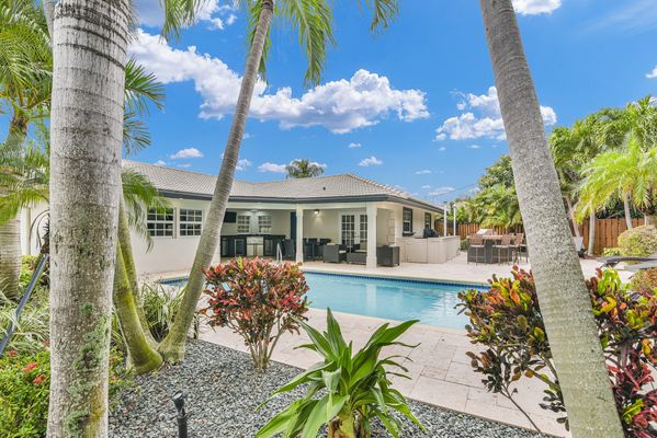 VILLA BOCA: 4BD/3 BA HEATED POOL CORNER LOT
