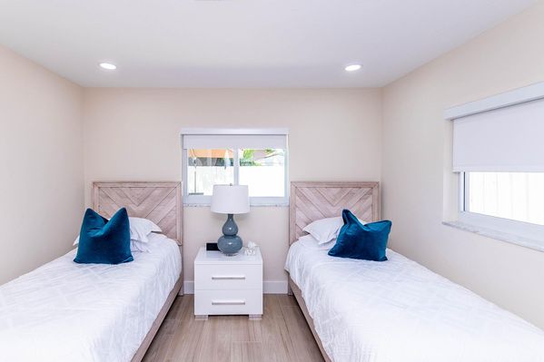 VILLA SERENITY: BEAUTIFUL RENOVATED 4BDRM/HEATED POOL 
