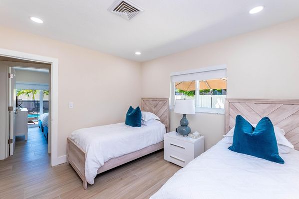 VILLA SERENITY: BEAUTIFUL RENOVATED 4BDRM/HEATED POOL 